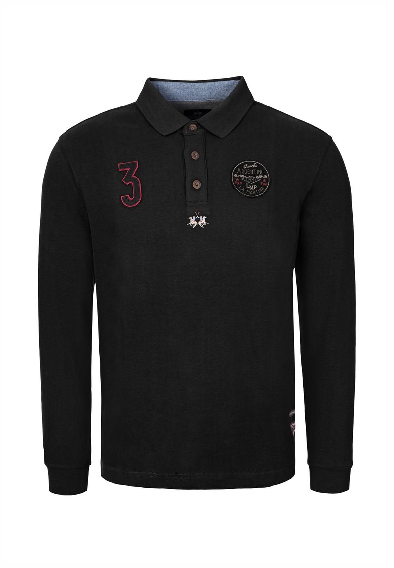 Svart långärmad pikétröja med krage, tre knappar, broderade märken och ett rött nummer "3" på framsidan.