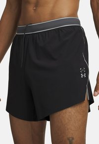 Svarta träningsshorts med en texturerad midja, grå detaljer, sidofickor och logotypdetalj på vänster sida. Tillverkade av ett lätt material.