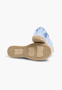Bottines espadrilles bleu clair avec un dessus en tissu froncé, semelle enveloppée de jute et semelle extérieure en caoutchouc texturé. Deux chaussures présentées, vues par dessous.
