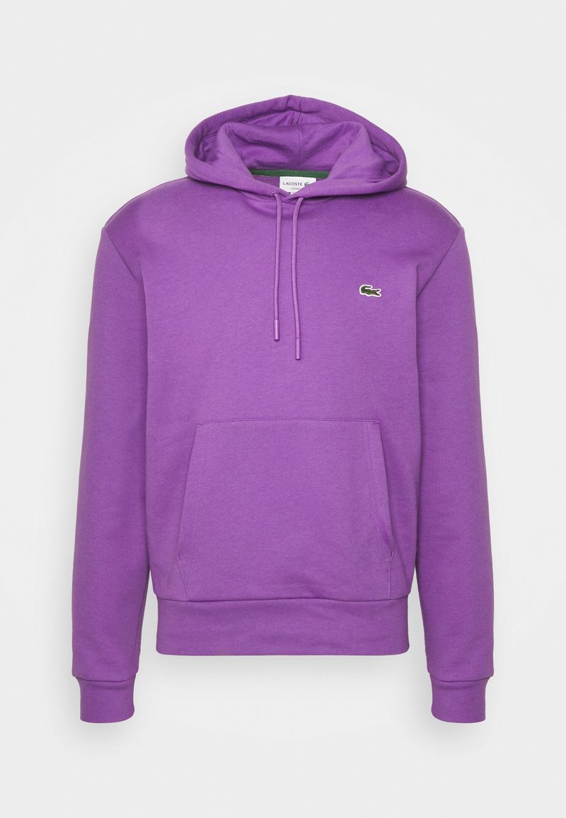 Sweat à capuche violet avec poche avant, cordons, poignets côtelés et petit logo crocodile vert sur la poitrine gauche.