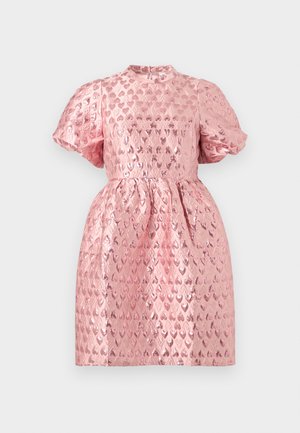 Różowa sukienka z krótkim rękawem z błyszczącym wzorem serc, wysokim kołnierzem, dopasowaną talią i bufkami na rękawach, prezentowana na jednolitym tle.