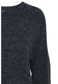 Pull en tricot gris foncé avec un col rond, un tissu texturé et des épaules légèrement tombantes. Le tissu semble doux et confortable.