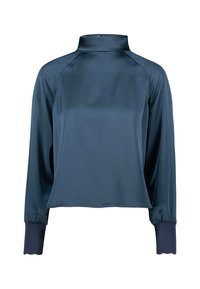 Dunkelblaue Satinbluse mit hohem Kragen, langen Ärmeln und gerippten Bündchen. Glatte Textur, leicht verkürztes Design, minimalistische Details.
