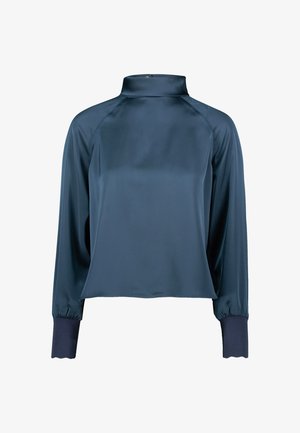 Donkerblauwe satijnen blouse met een hoge kraag, lange mouwen en ribgebreide manchetten. Glad textuur, iets verkorte ontwerp, minimale details.