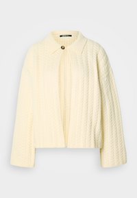 Kremowy sweter z dzianiny o ryżowym wzorze, z okrągłym kołnierzem i pojedynczym zapięciem na guzik przy dekolcie.