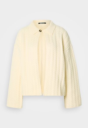 cremefarbener Strickcardigan mit gerippter Textur, runder Kragen und einem einzigen Knopfverschluss am Halsausschnitt.