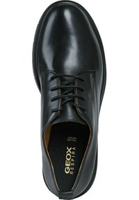 Scarpa di pelle nera con punta tondeggiante, design con lacci e superficie testurizzata. Presenta cuciture a contrasto e una soletta imbottita.