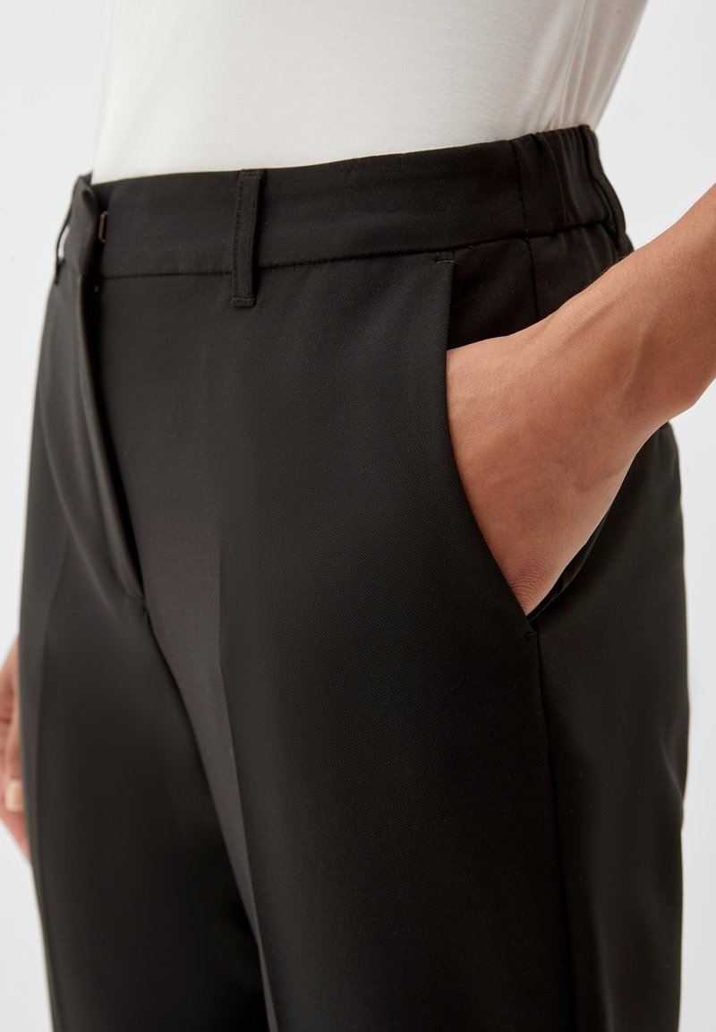 s.Oliver BLACK LABEL Tapered Pleated Pants 'Sue' in Black