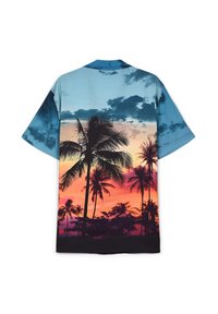 Camicetta a maniche corte con una grafica di palme su uno sfondo con sfumature di tramonto, caratterizzata da tonalità di blu, arancio e viola su tessuto morbido.