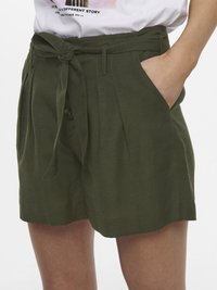Shorts vert olive en tissu léger avec un lien à la taille, des plis à l'avant et des poches latérales, offrant une coupe ajustée et un ourlet retroussé.