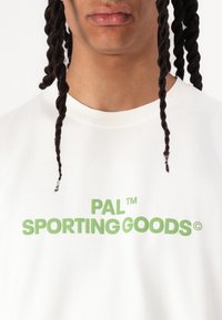 Pal Sporting Goods NEW TRADEMARK UNISEX - Nyomott mintás póló - off-white