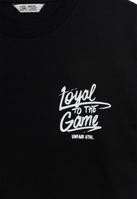 UNFAIR ATHLETICS - T-shirt z nadrukiem