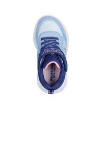 Sneaker blu con tessuto a rete, suola in gomma, collarino imbottito e lacci elastici. Presenta una fodera interna rosa e il marchio Skechers sulla fascia.