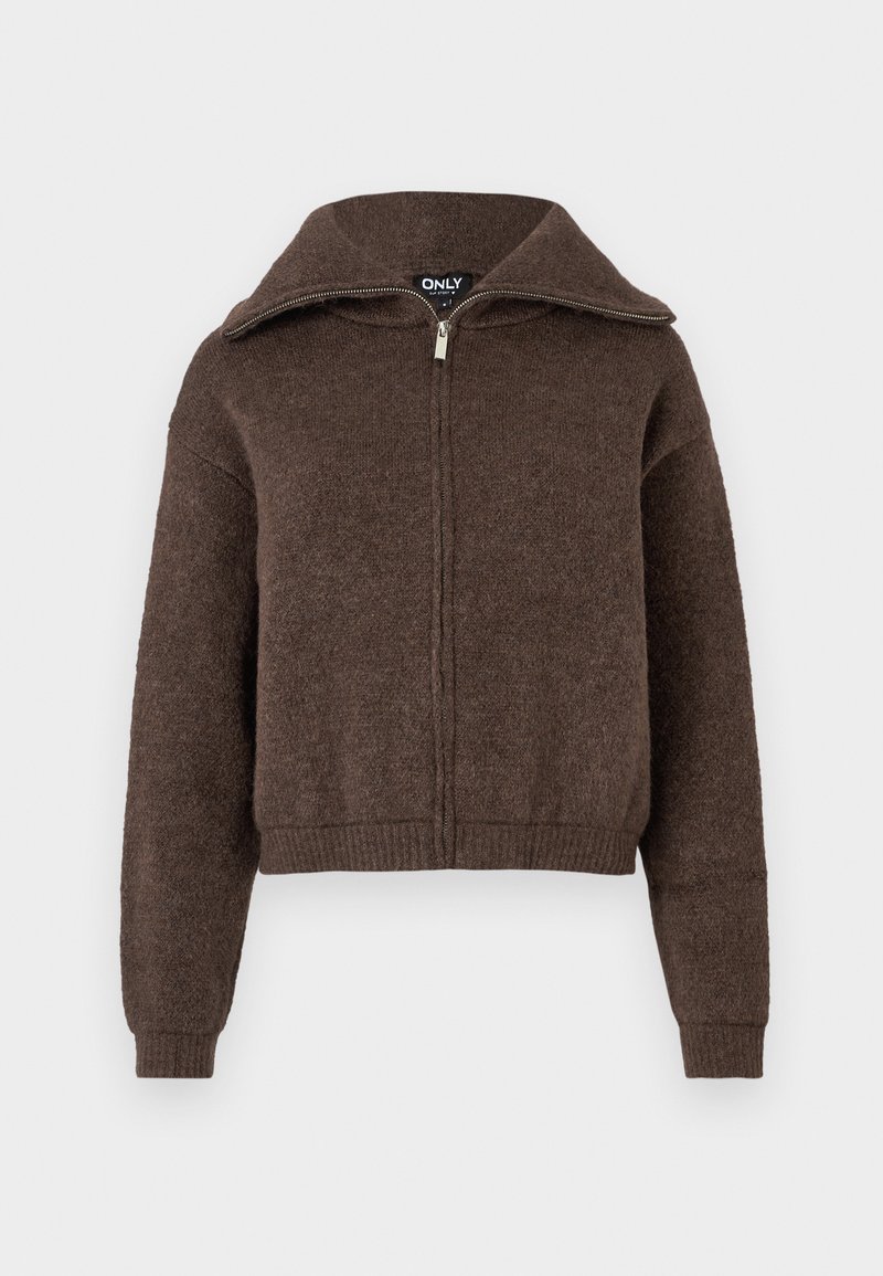 Bruine wolmix rits-trui met hoge kraag en geribbelde manchetten en zoom, weergegeven tegen een witte achtergrond.