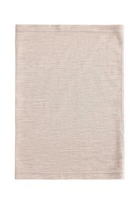 Bež pleteni topliji za vrat s mekanom teksturom i bešavnim dizajnom, s suptilnim varijacijama u nijansi tkanine.