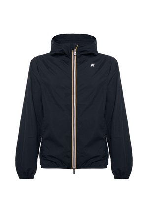 Veste légère noire avec une capuche, dotée d'une fermeture éclair à l'avant avec un accent jaune. Poignets élastiques et logo sur le côté supérieur gauche.