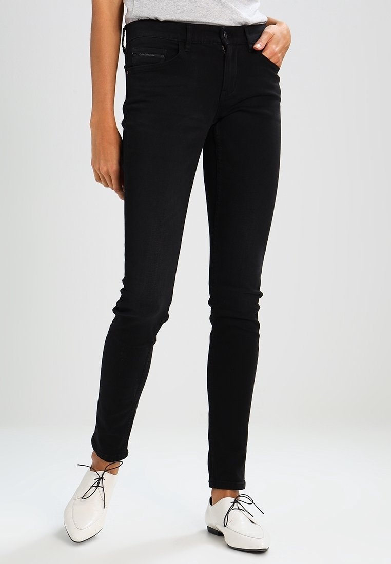 Jeans skinny negros hechos de una tela suave y elástica. Cuenta con una cremallera en la bragueta, bolsillos frontales y un diseño elegante que se ajusta al cuerpo.