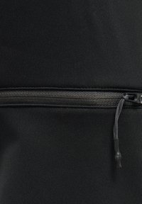 Pochette noire zippée en tissu texturé. Comprend une fermeture éclair élégante avec une languette et des coutures renforcées le long du bord.