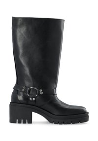 Schwarze Lederstiefel bis zum Knie mit einem klobigen Absatz, ausgestattet mit einem dekorativen Riemen und runden Metallakzenten. Strukturierte Oberfläche und robuster Sohlen.