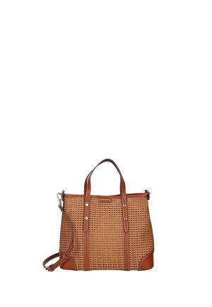 Borsa in paglia marrone intrecciata con rifiniture in pelle, doppi manici e tracolla removibile su sfondo bianco.