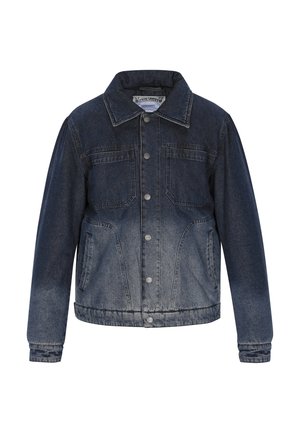 Tumma farkkutakki, jossa on napitus edessä, kaksi rintataskua ja hieman vaaleampi gradientti helman kohdalla. Klassinen kaulus ja pitkät hihat.