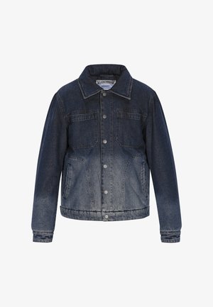 Tumma farkkutakki, jossa on napitus edessä, kaksi rintataskua ja hieman vaaleampi gradientti helman kohdalla. Klassinen kaulus ja pitkät hihat.