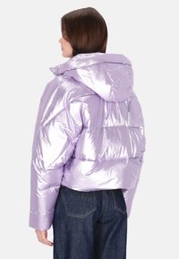 Lilla dunjakke med blank finish, cropped design og hætte. Har syninger i paneler og lynlåslukning foran.