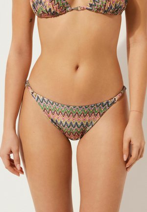 Bikini mit einem bunten Zickzackmuster in Pink, Grün und Lila. Verfügt über einen Verschluss und symmetrische Träger an den Seiten.