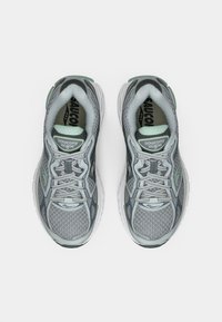 Γκρι παπούτσια για τρέξιμο με διχτυωτό επάνω μέρος, ανακλαστικές λεπτομέρειες, μαλακή σόλα και πράσινες πινελιές. Περιλαμβάνονται κορδόνια και επενδεδυμένος γιακάς.