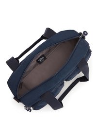 Borsa blu navy con tessuto morbido, chiusura con zip superiore, doppi manici corti e foderatura interna semplice con etichetta logo.