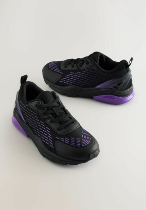 Schwarze Sportschuhe mit lila Akzenten, Obermaterial aus Netz und Synthetik, gemustertes Design, gepolsterte Sohle und Fersenschlaufe. Leicht und flexibel.
