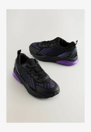 Czarne buty sportowe z purpurowymi akcentami, siateczkowa i syntetyczna cholewka, wzorzysta konstrukcja, amortyzowana podeszwa i pętla do zakupu na pięcie. Lekkie i elastyczne.