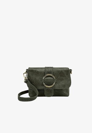 Sac bandoulière vert foncé texturé avec fermeture à rabat sécurisée par une large sangle et une boucle circulaire dorée, doté d'une bandoulière réglable.