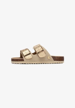 Sandalia beige con dos tiras ajustables con hebillas doradas, parte superior texturizada y una entresuela de corcho marrón con una suela blanca dentada.