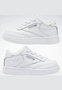 Baskets en cuir blanc avec col rembourré, fermeture à lacets, marquage Reebok et accents texturés sur les côtés. Semelle en caoutchouc plate.