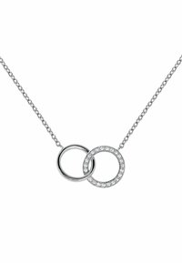 Collar de cadena de plata que presenta dos anillos interconectados: uno pulido y otro adornado con piedras transparentes, mostrando un diseño circular.