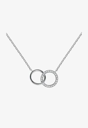 Collar de cadena de plata que presenta dos anillos interconectados: uno pulido y otro adornado con piedras transparentes, mostrando un diseño circular.