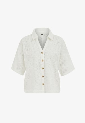 Valge lühikeste varrukatega silmalaugupitsist pluus, millel on krae ja viis eesmist puidust nuppu ning mis on lõdva ja kastikujulise istuvusega.