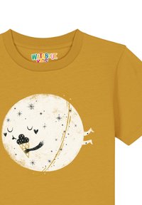 Kurzärmliges T-Shirt in Senfgelb mit einem weißen, cartoonhaften Mond, der ein EisCone und Sterne als Akzente hat, weicher Stoff.