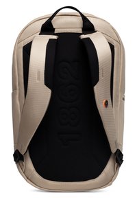 Beige Rucksack mit gepolsterten schwarzen Schulterträgern und Rückenpanel, strukturiertem Stoff und einem orangefarbenen Akzentknopf. Ausgeprägtes eingraviertes Logo.