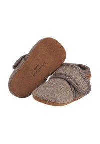Grijze gevoelslippers met een zachte textuur, voorzien van een klittenbandsluiting en een bruine suède zool, ontworpen voor comfort en makkelijk aan- en uittrekken.