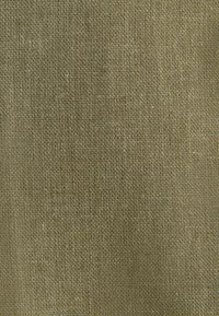 Kakhi tkanina so zhutnenou textúrou a matným povrchom, s rovnomerným, jemným vzorom po celej ploche.