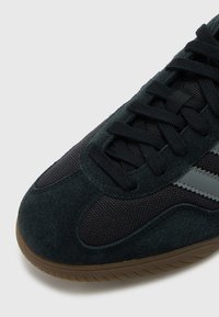 adidas Originals GAZELLE SALA UNISEX - Tenisky - core black/grey three/gum