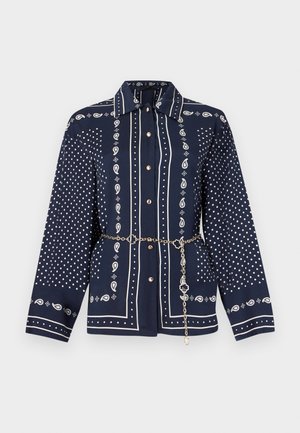 Marineblå, langærmet bluse med knapper, prydet med hvide paisley- og prikmønstre, spidse kraver og et fint guld kædebælte i taljen.