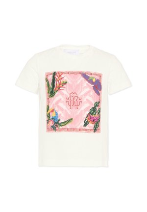 Biała koszula z krótkim rękawem z dużym różowym kwadratem przedstawiającym rośliny tropikalne, kolorowe ptaki i centralne logo z monogramem.