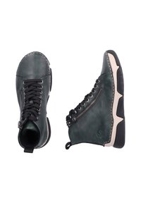 Baskets montantes en cuir vert avec des lacets noirs, fermeture éclair sur le côté, semelles de couleur crème et détails de couture contrastants. Semelles extérieures en caoutchouc texturé.