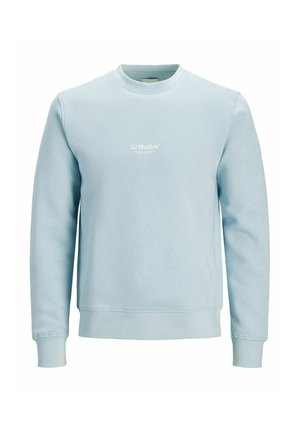 Hellblauer Pullover mit Rundhalsausschnitt aus weichem Stoff. Verfügt über gerippte Bündchen und Saum, mit dem "JJ Studios"-Logo in Weiß auf der Vorderseite gedruckt.