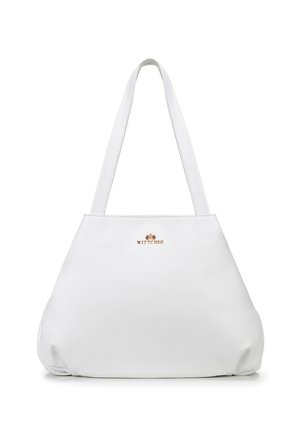 Bolso tote de cuero blanco con una textura suave, que presenta un logo dorado en la parte frontal y dos asas largas y planas. Diseño minimalista.