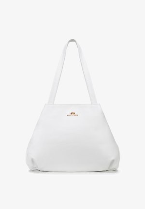 Biała skórzana torba typu tote o gładkiej fakturze, z złotym logo z przodu i dwoma długimi, płaskimi paskami. Minimalistyczny design.