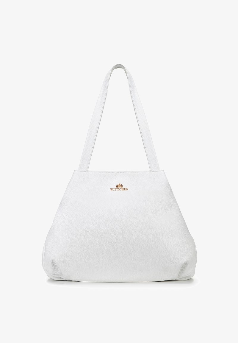 Borsa tote in pelle bianca con texture liscia, caratterizzata da un logo dorato sul davanti e due lunghe cinghie piatte. Design minimalista.